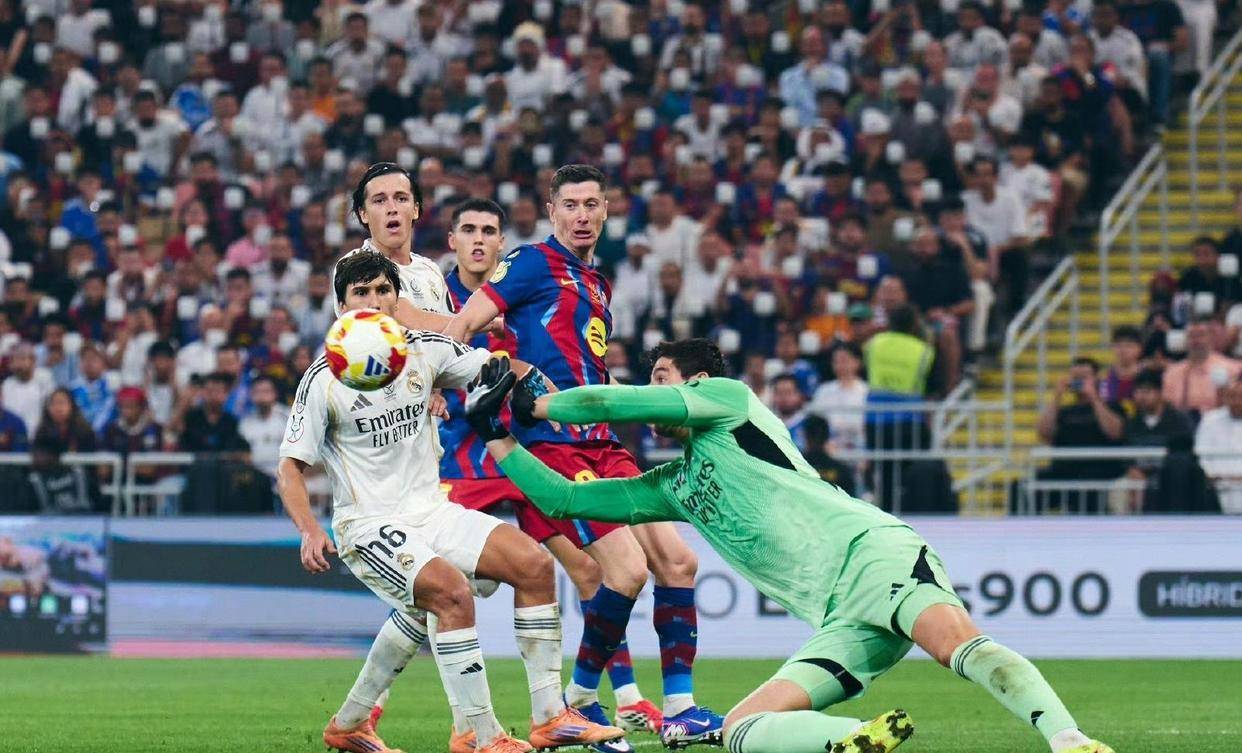 关于法兰克福今晚止住颓势莱万多夫斯基关键时刻出色防守，姆巴佩在勇士比赛中伤愈复出瞬间刷屏的信息