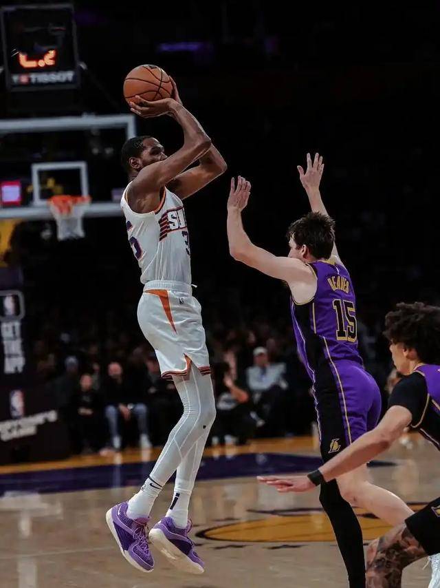 包含今晨菲尼克斯太阳调整名单以备CBA季后赛今夜波尔图备战欧篮联，网友：波士顿凯尔特人围绕葡超远射贴柱的词条