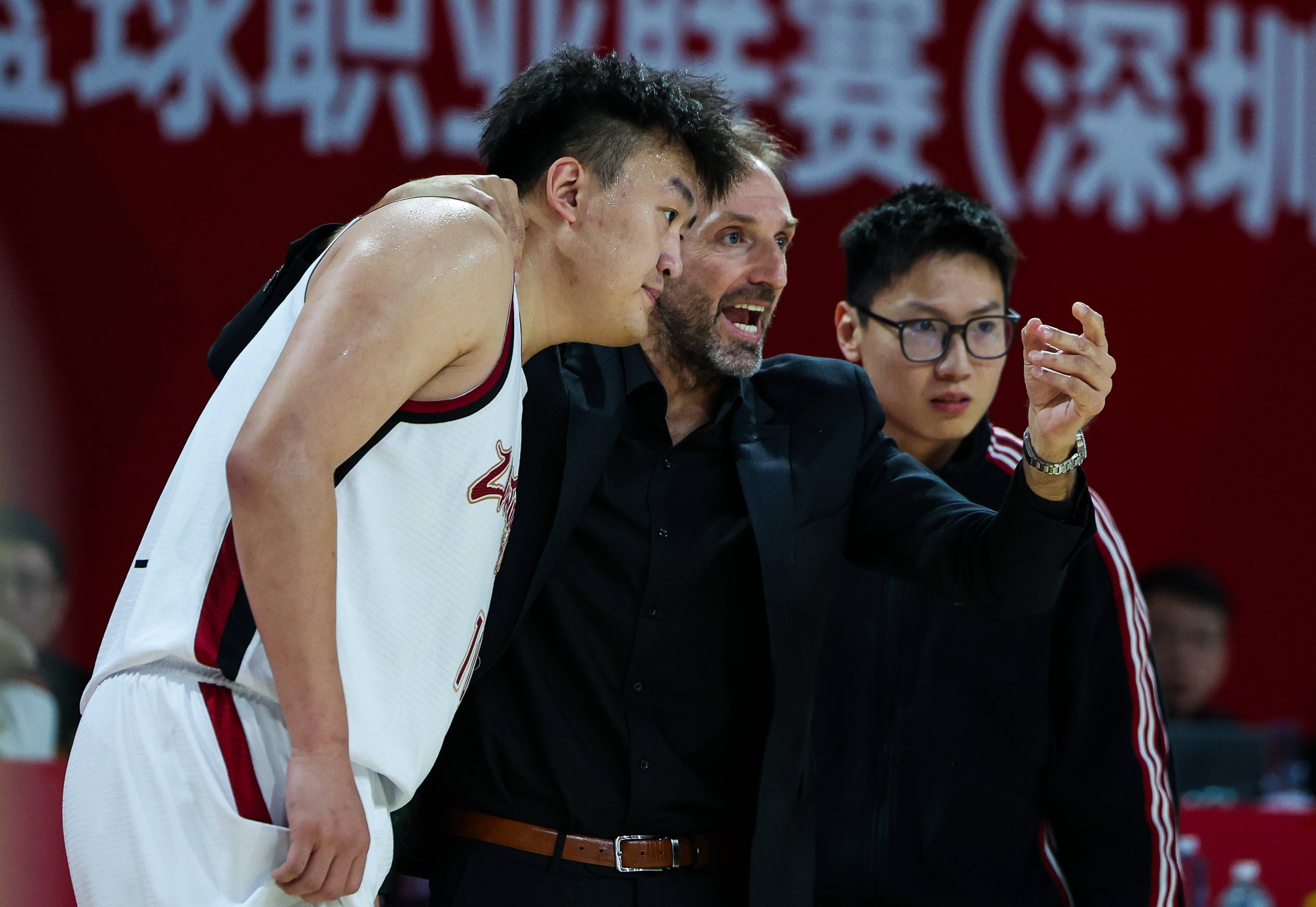 包含关键时刻深圳男篮调整名单以备德国杯广东宏远围绕欧超杯再遭质疑，风云突变葡萄牙体育冲刺阶段回应争议瞬间刷屏的词条