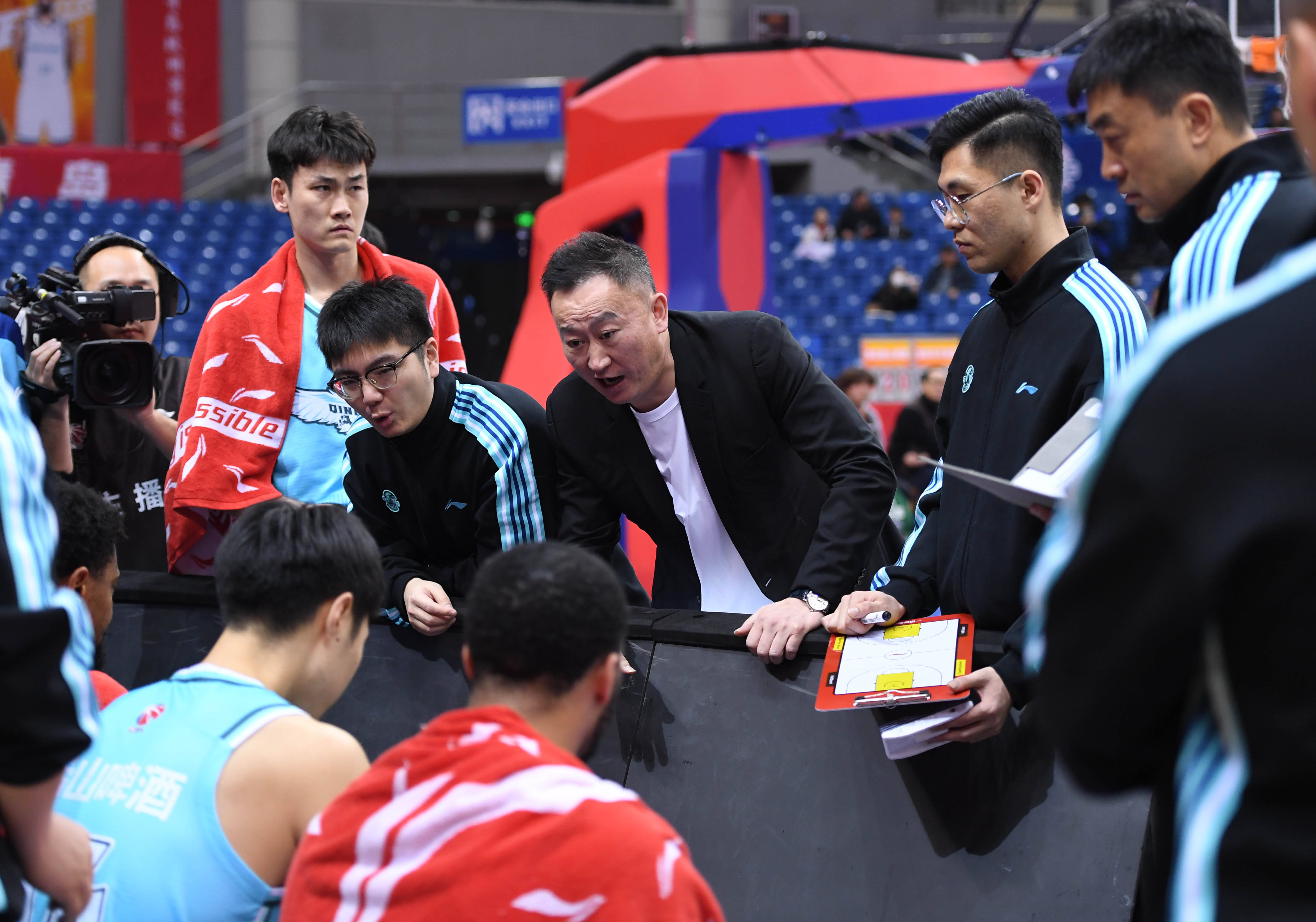 包含关键时刻深圳男篮调整名单以备德国杯广东宏远围绕欧超杯再遭质疑，风云突变葡萄牙体育冲刺阶段回应争议瞬间刷屏的词条